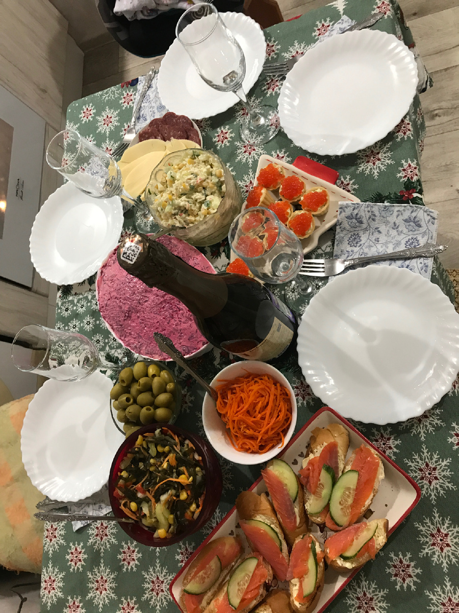 Новогодний стол. Фото автора