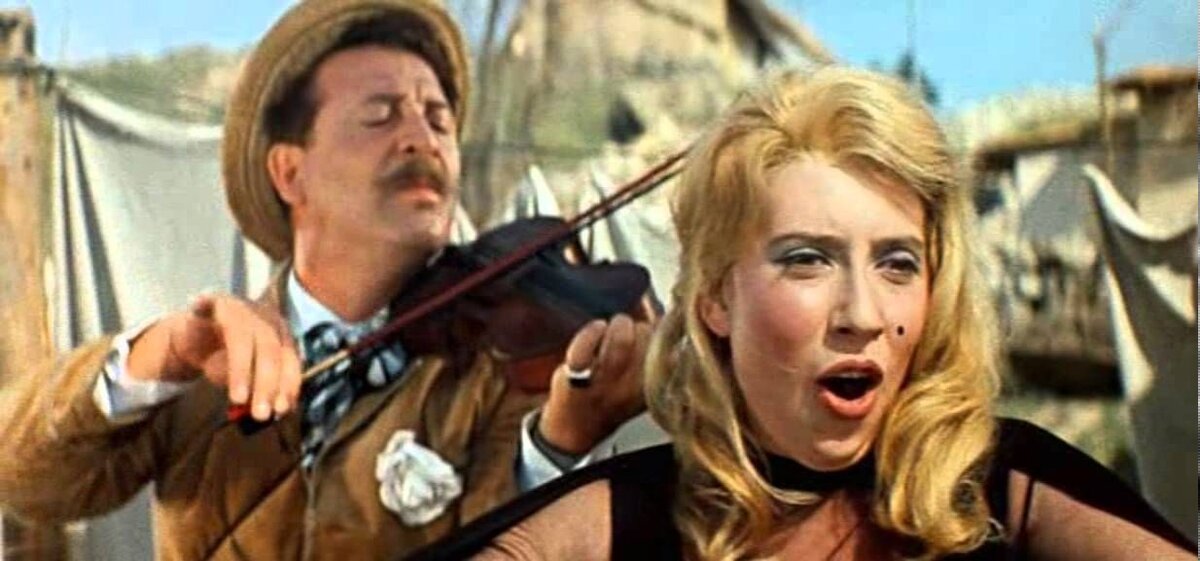 Белокурая Жози. Кадр из кинофильма "Неуловимые мстители". Фото из открытых источников сети Интернет.