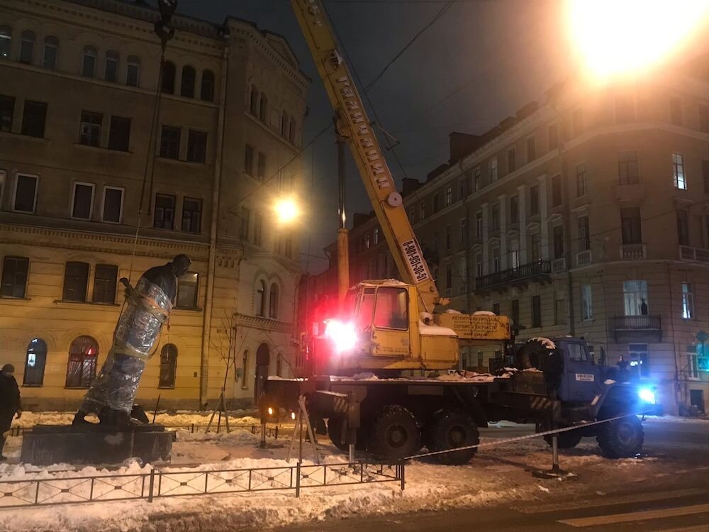 Отчего упала. Памятник блоку в Санкт-Петербурге. Памятник блоку на Декабристов. Памятник блоку в Москве. Падающий блок памятник.