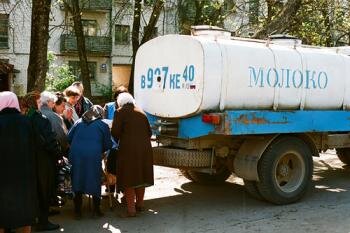 Молоко 80. Молоко в бочках. Бочка с молоком. Советская бочка с молоком. Советское молоко в бочке.