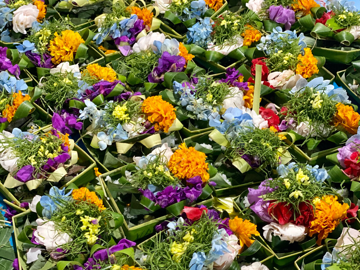 Цветы, подготовленные для утренней церемонии