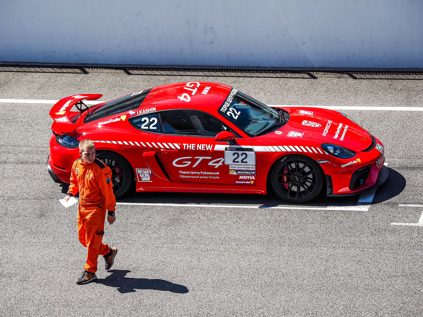 И зрелищно, и бесплатно, но зрители все равно по домам сидят. Посетил Porsche Challenge на Moscow Race Way0
