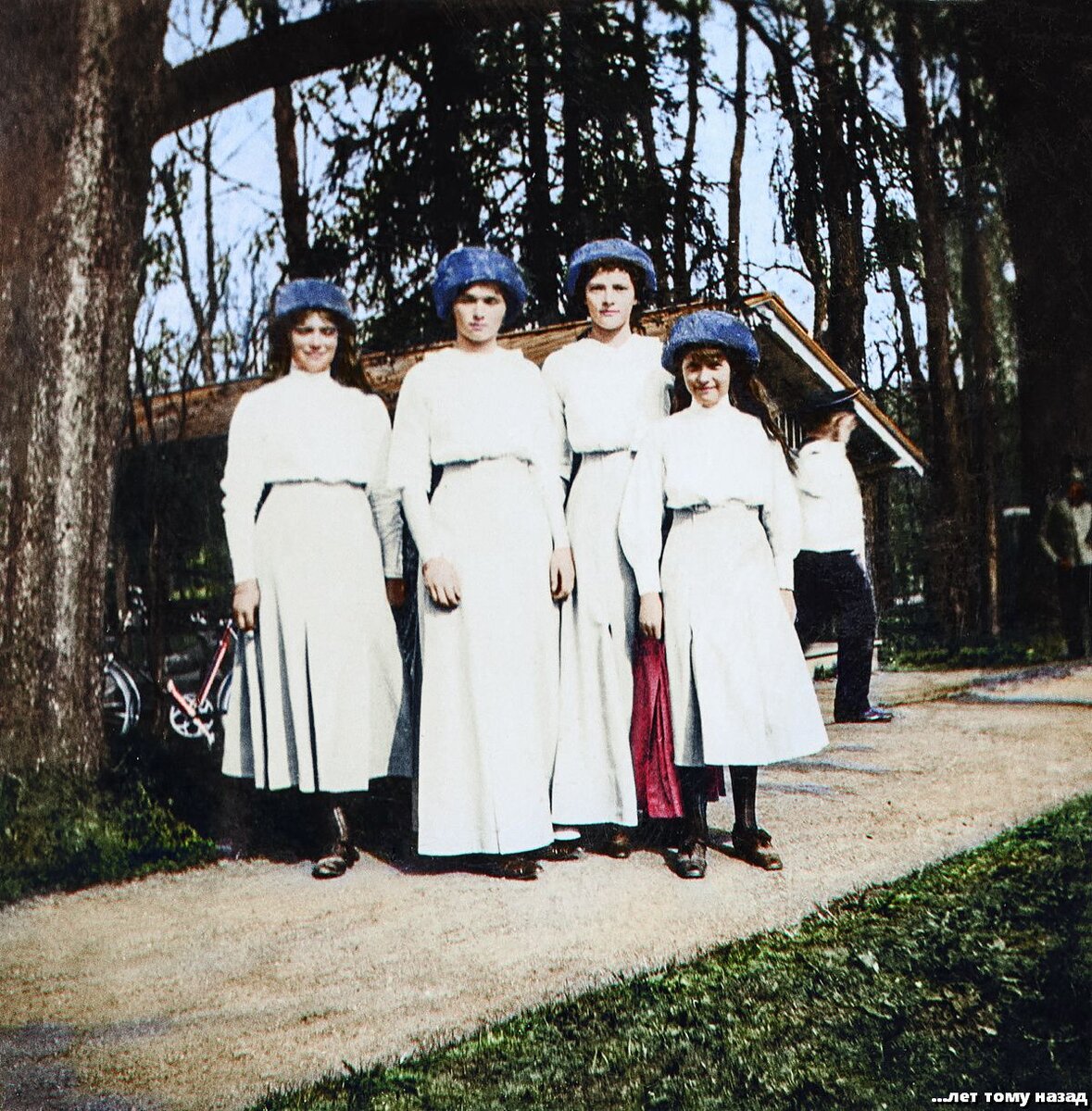 Четыре дочери императора Николая II и императрицы Александры Федоровны: Мария, Ольга, Татьяна и Анастасия, сфотографированы в Царском Селе, Россия, в 1913 году. 