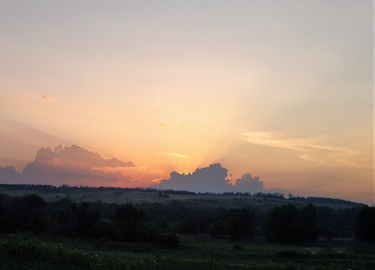 Причем лучи, идущие из тучки, все время перемещались, меняли цвет с темного на светлый и обратно. Красиво! Завораживает...