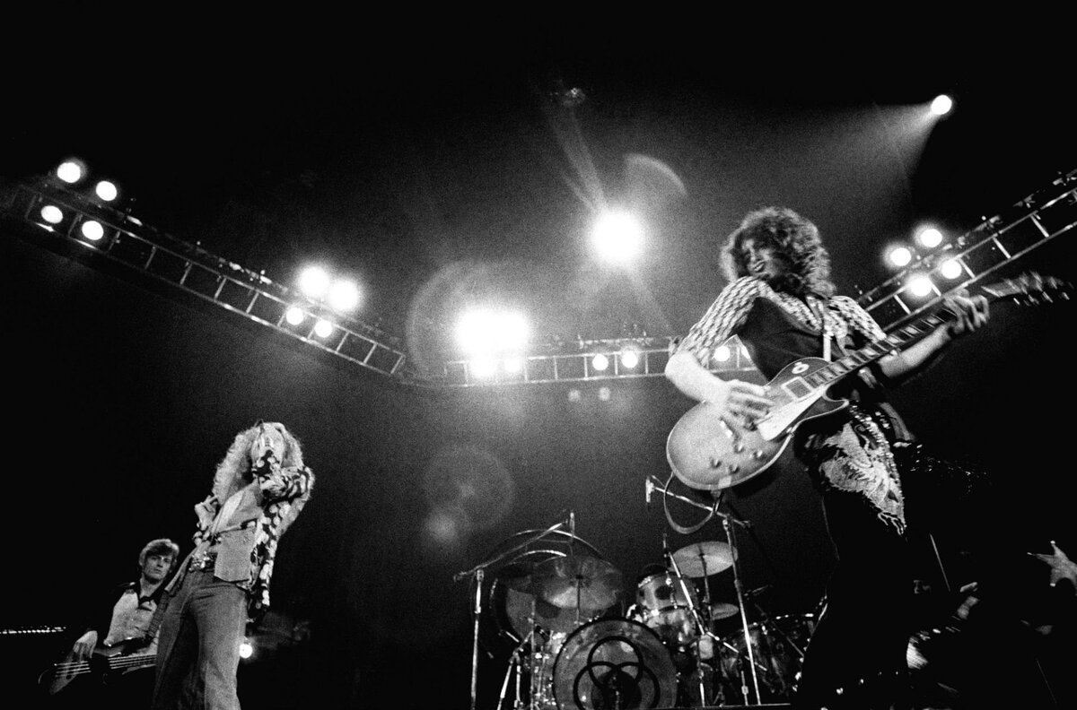 Led Zeppelin признана величайшей хеви-металл группой всех времен. 
Их песни стали классикой рок-музыки, а об их влиянии глупо не согласиться.-2