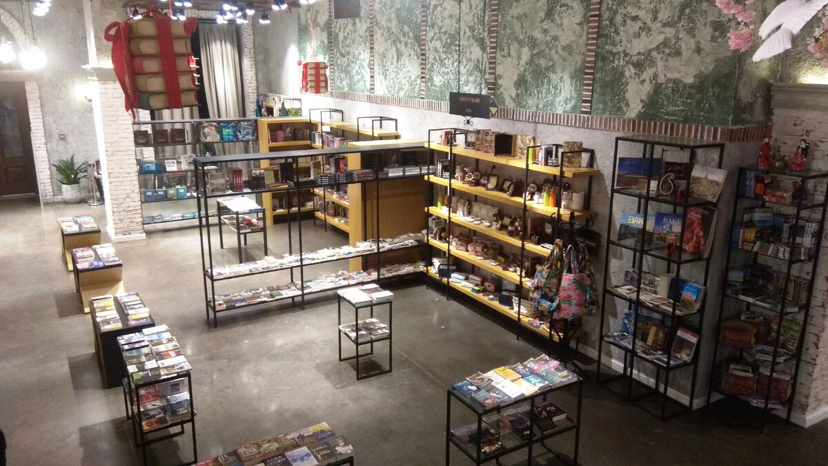 Поднимаемся на этаж выше. Листайте галерею второго этажа, читайте комментарии.