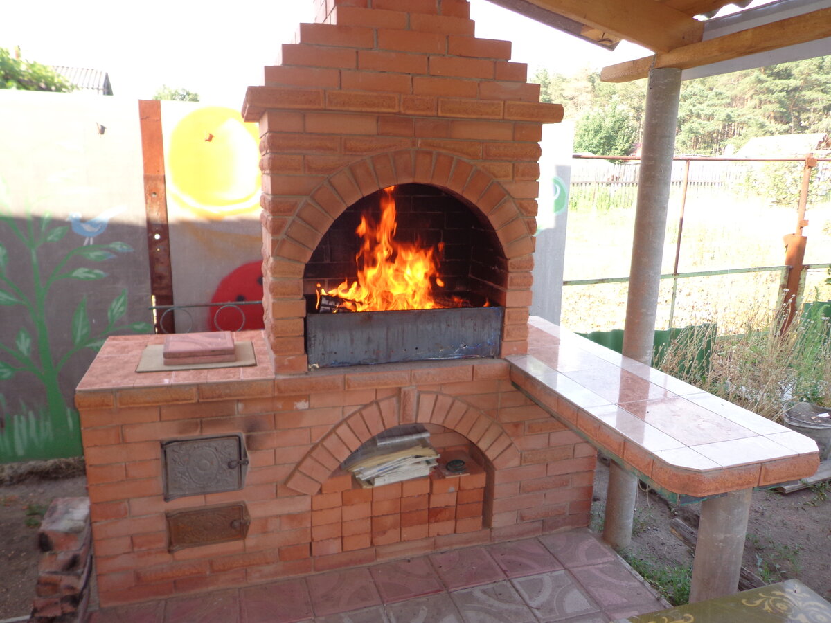 Сейчас делают такие красивые зоны барбекю. У нас все было гораздо проще... Источник http://www.kamin-best.ru/stores/foto4.png