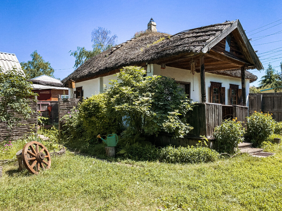 Дом, в котором родился И. Н. Крамской.  Вид с внутренного двора. Фото автора