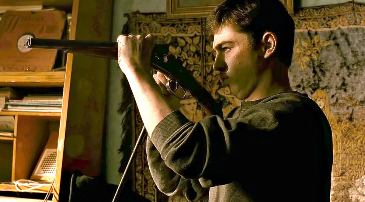 Данила делает обрез. Фильм «Брат».