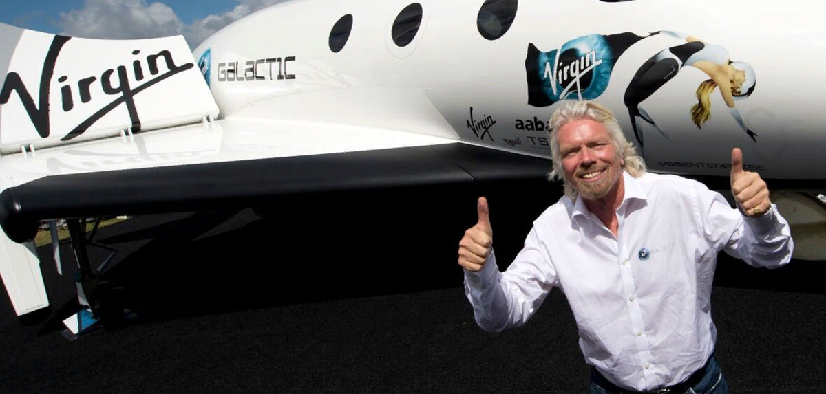 Ричард Брэнсон на фоне Virgin Galactic (фото из Интернета)