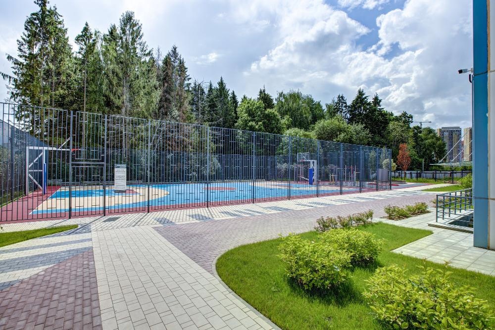 Баскетбольная площадка ,с шумо-поглощающей оградой и специальным покрытием на территории ЖК "Просто Космос"
