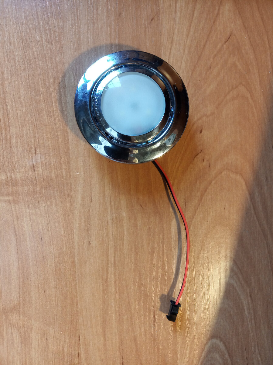 Вот прямо так и написано на корпусе: 12 V 10 W