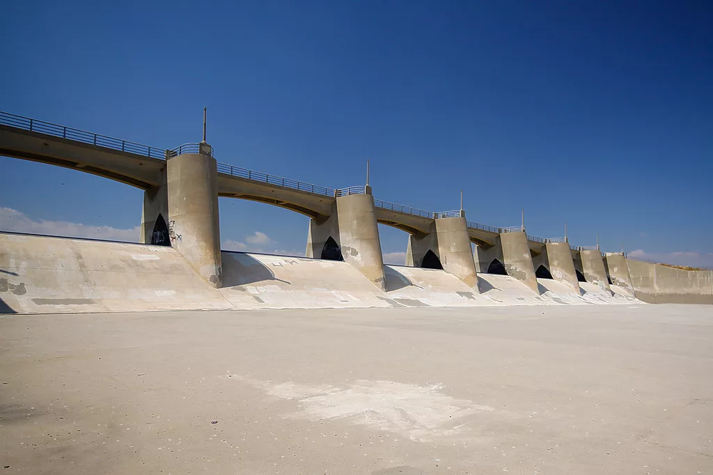 Клипы дамба. Лос Анджелес дамба. Sepulveda dam Лос Анджелес. Плотина Лос Анджелес. Плотина Сепульведа.