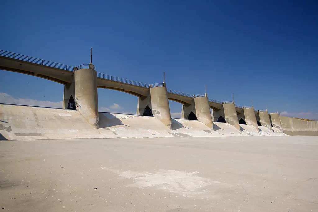 Сам дамб. Лос Анджелес дамба. Sepulveda dam Лос Анджелес. Плотина Лос Анджелес. Плотина Сепульведа.