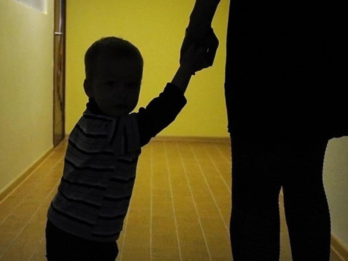 Страх и тревога - постоянные спутники ребенка, у которого нет родителей