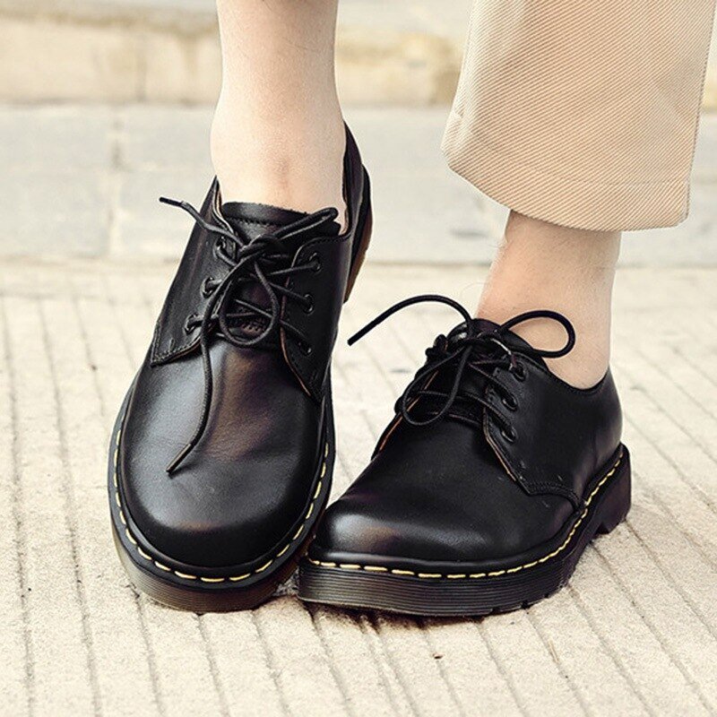  стиль обуви, который характеризуется «закрытой» шнуровкой, где союзка нашита поверх берцов — в противоположность с дерби. То есть две стороны (берцы), стянутые шнурком, пришиваются под передней частью ботинка (союзка) и смыкаются поверх язычка, пришитого снизу, под шнуровкой. Боковые части, так называемые берцы, пристрочены к передней части обуви в виде буквы «V». 