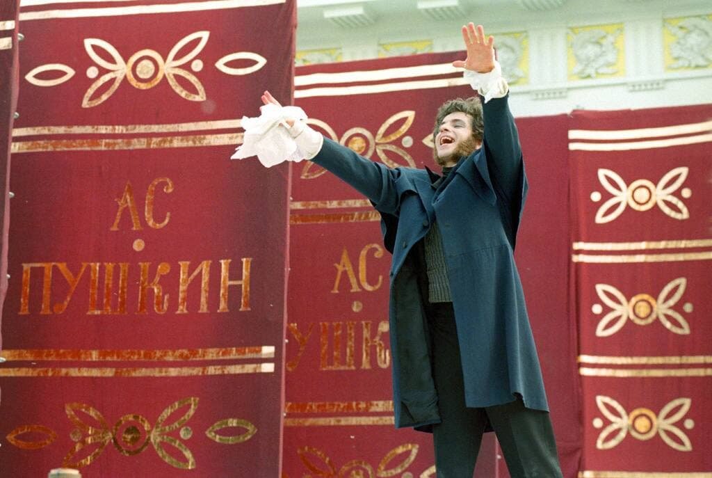 Александр Сергеевич Пушкин выступает на Тверской улице Москвы в дни празднования 200-летия поэта, 6 июня 1999 г.