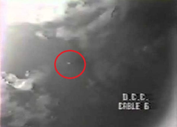 Один из ранних снимков скоростного НЛО в небе. фото из интернета