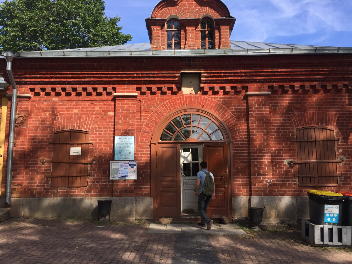 Магазин прямо у главного собора открыт с 8:00 до 20:00 вечера. Стоимость продуктов точно не на совесть