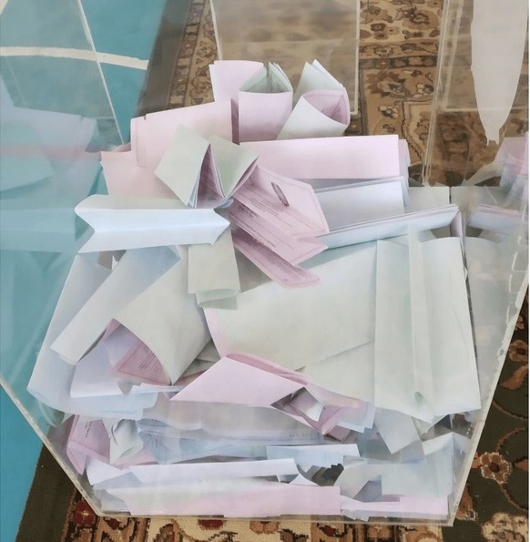 Бюллетень сложенная ГАРМОШКОЙ — СИМВОЛ ПРОТЕСТНОГО ГОЛОСОВАНИЯ.