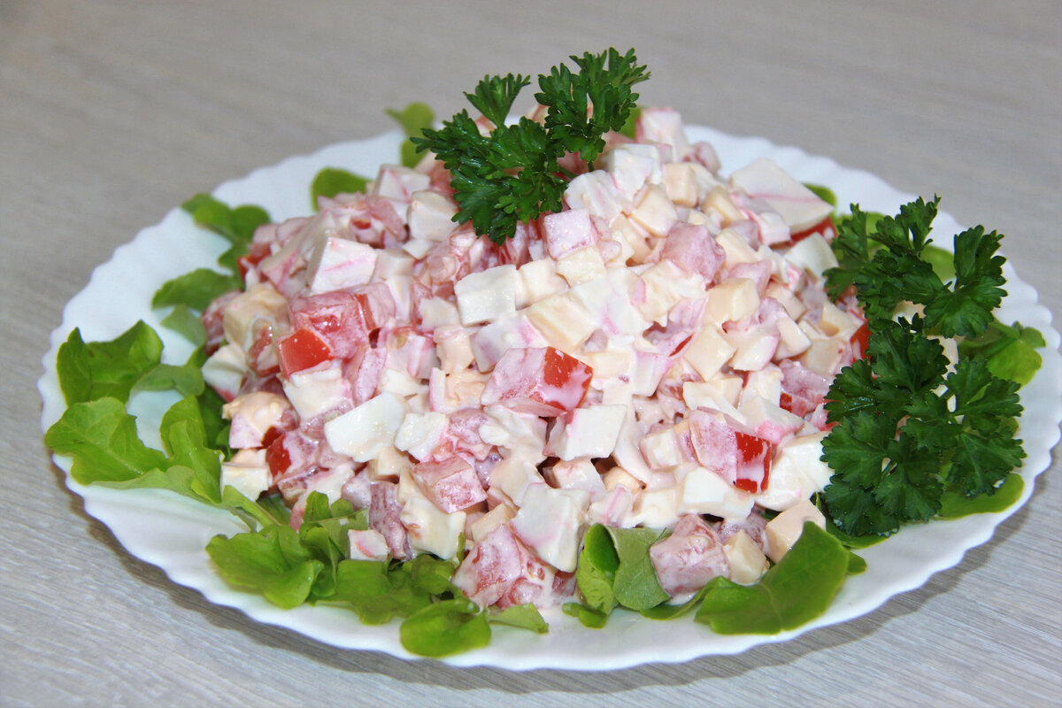 Крабовый салат с помидорами и огурцами