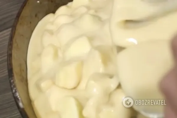 Тесто с яблоками переливаем в подготовленную форму