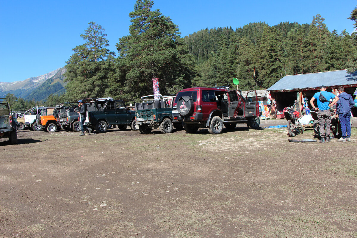 Поляна Таулу. Внедорожники ждут туристов.