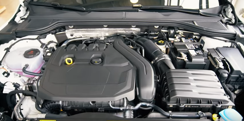 Подкапотное пространство, вид спереди.