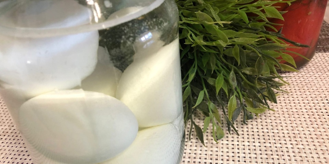 Научилась хранить очищенные вареные яйца в холодильнике до 2 месяцев, теперь варю большими порциями и использую по необходимости