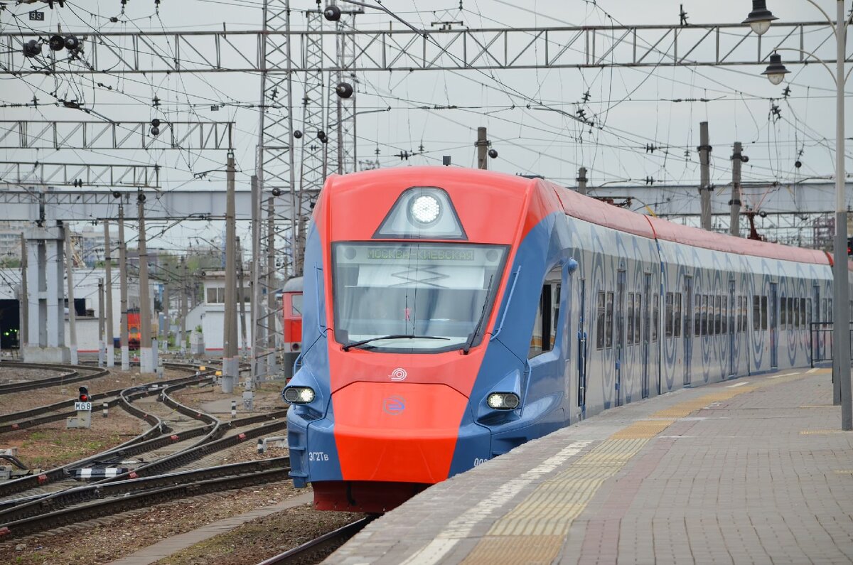 Ближайший электропоезд москва. Электропоезд Иволга эг2тв. Поезд Иволга Москва. Поезд Москва Усово. Электричка Москва Усово.