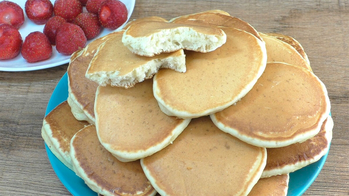 Пышные панкейки на кефире сухой сковороде. Блины с горохом. Pancake Top view.