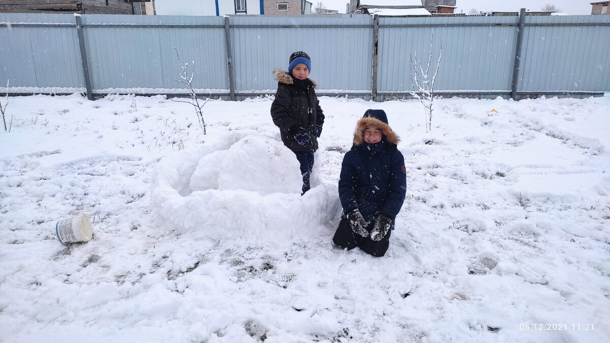 Процесс подъёма стен и доставка строительных материалов на участок