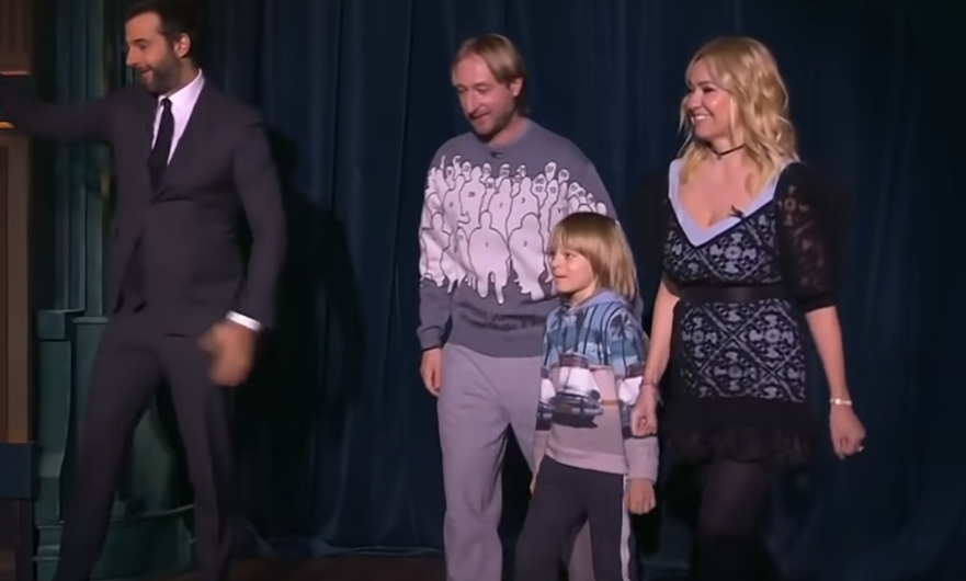 Семейство Плющенко на шоу "Вечерний Ургант". Источник фото: YouTube канал Вечерний Ургант.