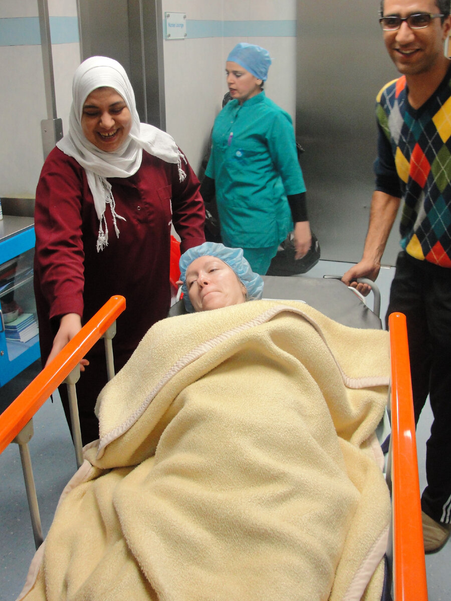 Едем из операционной и встречаем родственников. Они же и сделали фото. 