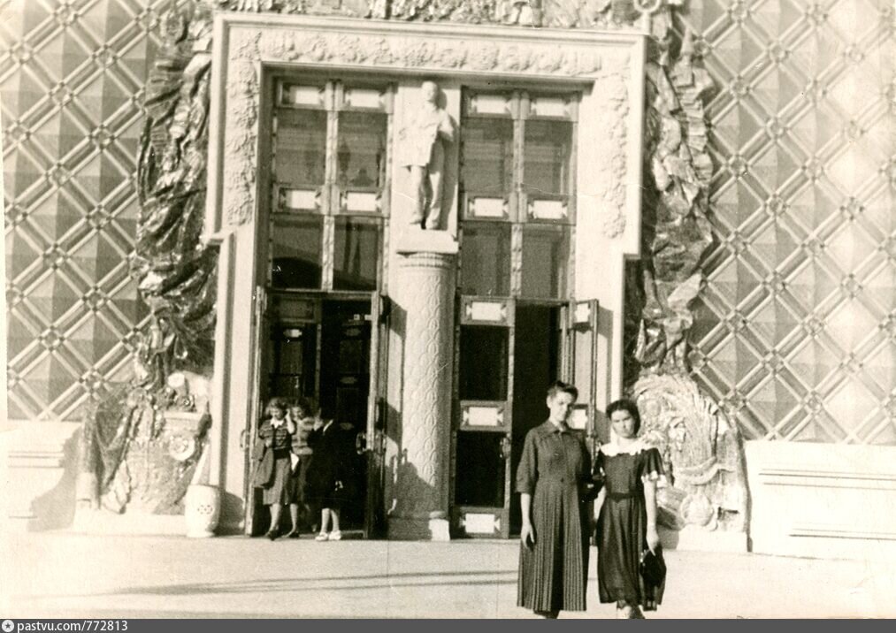 Одни из перых посетителей павильона "Строительные материалы"