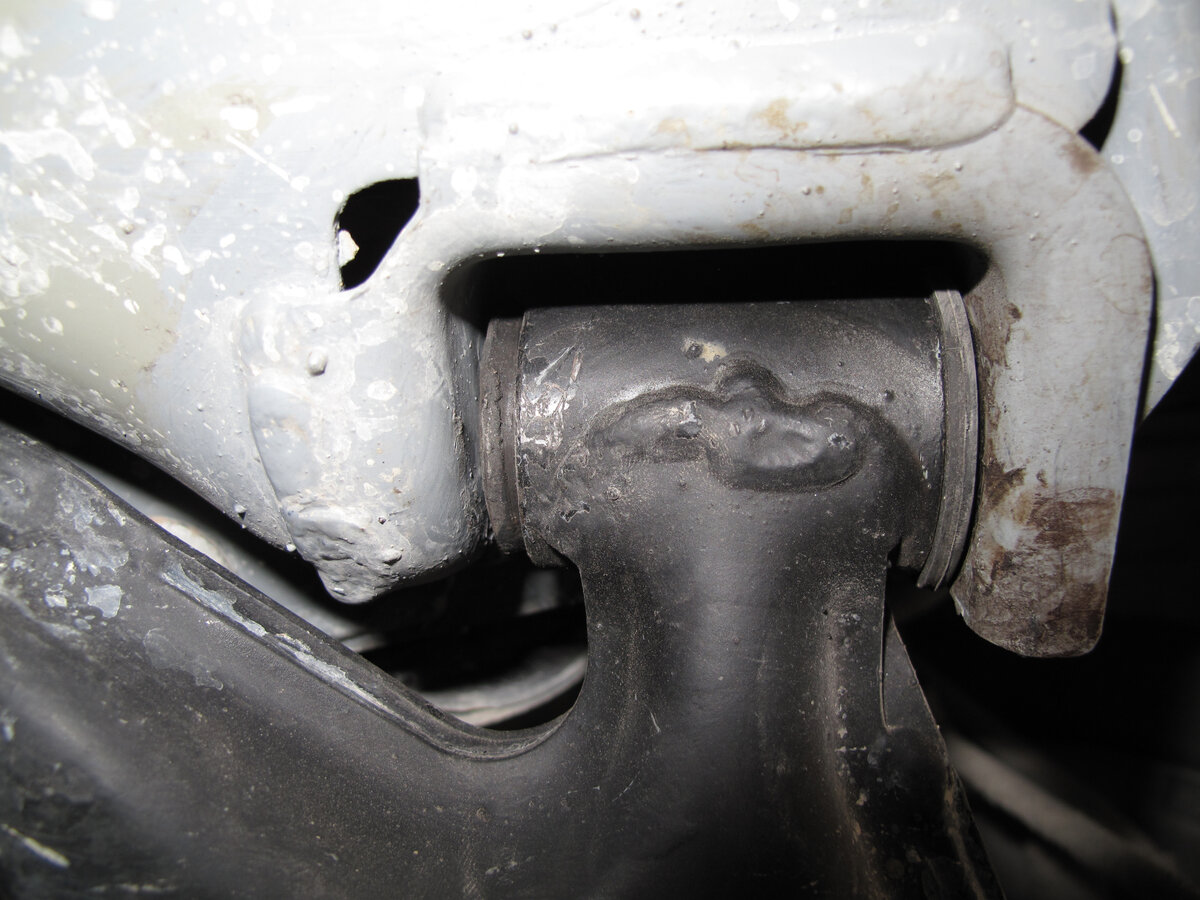 Сайлентблок нуждается в замене.