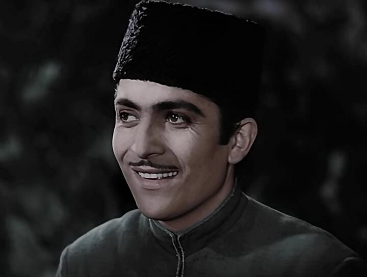 Рашид Бейбутов в роли Аскера в фильме Аршин мал Алан.  Фильм 1945 года изначально черно-белым, был окрашен уже  в наши дни, в 2013. Представлены кадры и фрагменты как из цветной, так и из черно-белой версий. 