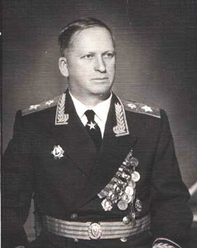 Ива́н Тере́нтьевич Пересы́пкин (5 [18] июня 1904, Горловка, Екатеринославская губерния — 12 октября 1978, Москва) — советский военачальник, Народный комиссар связи СССР (1939—1944), заместитель Народного комиссара обороны СССР (1941—1944), начальник Главного управления связи Красной Армии (1941—1946), начальник войск связи Сухопутных войск СССР (1946—1957). Маршал войск связи (21 февраля 1944) - Википедия