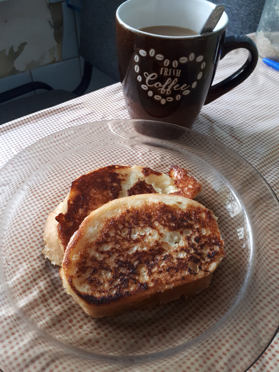 Завтрак: гренки и кофе с молоком и медом