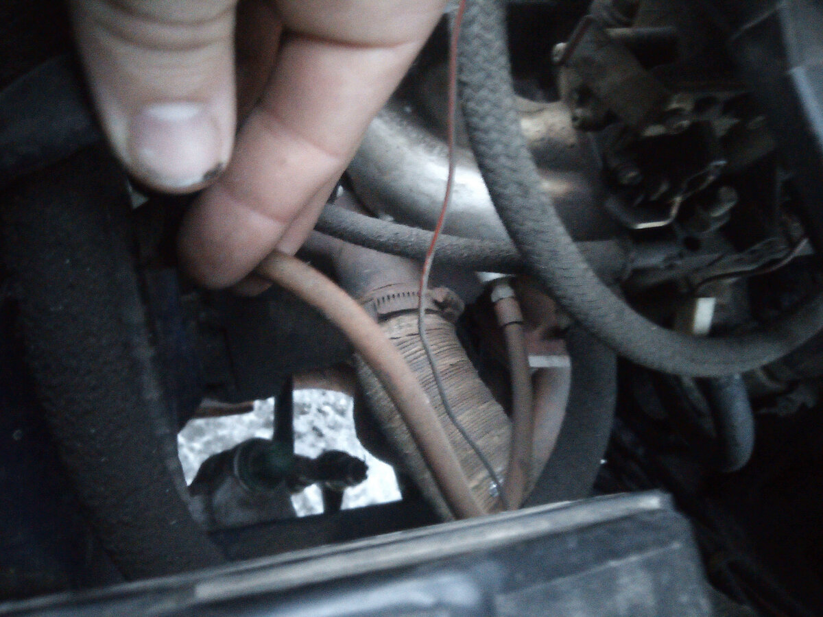 Трубка от эконометра к впускному коллектору