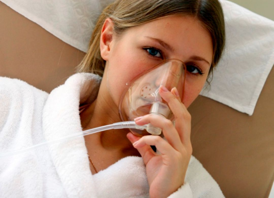 кислородная маска ивл. носоглоточный катетер для оксигенотерапии. ингаляция кислородом. кислородная маска оксигенотерапия. ингаляция кислородом.