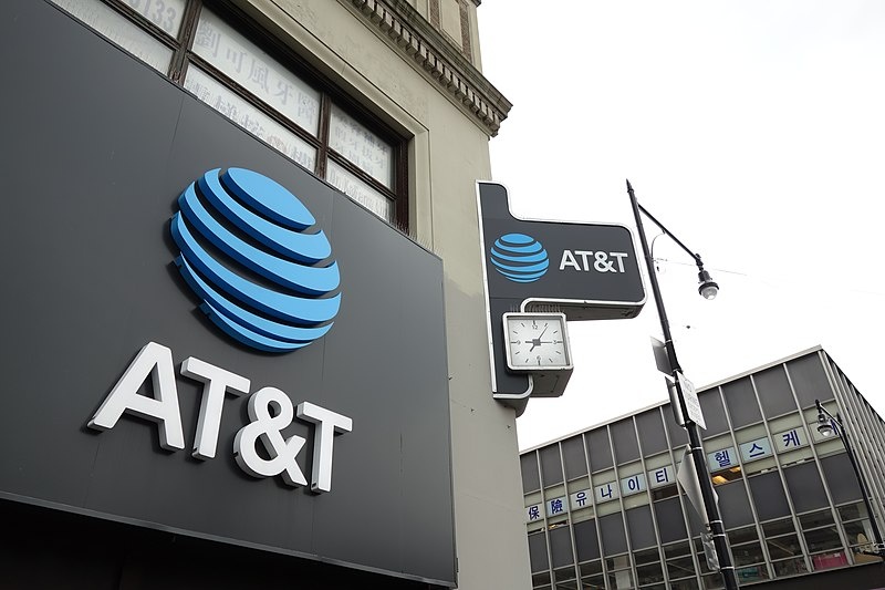 Почему падают акции AT&T?