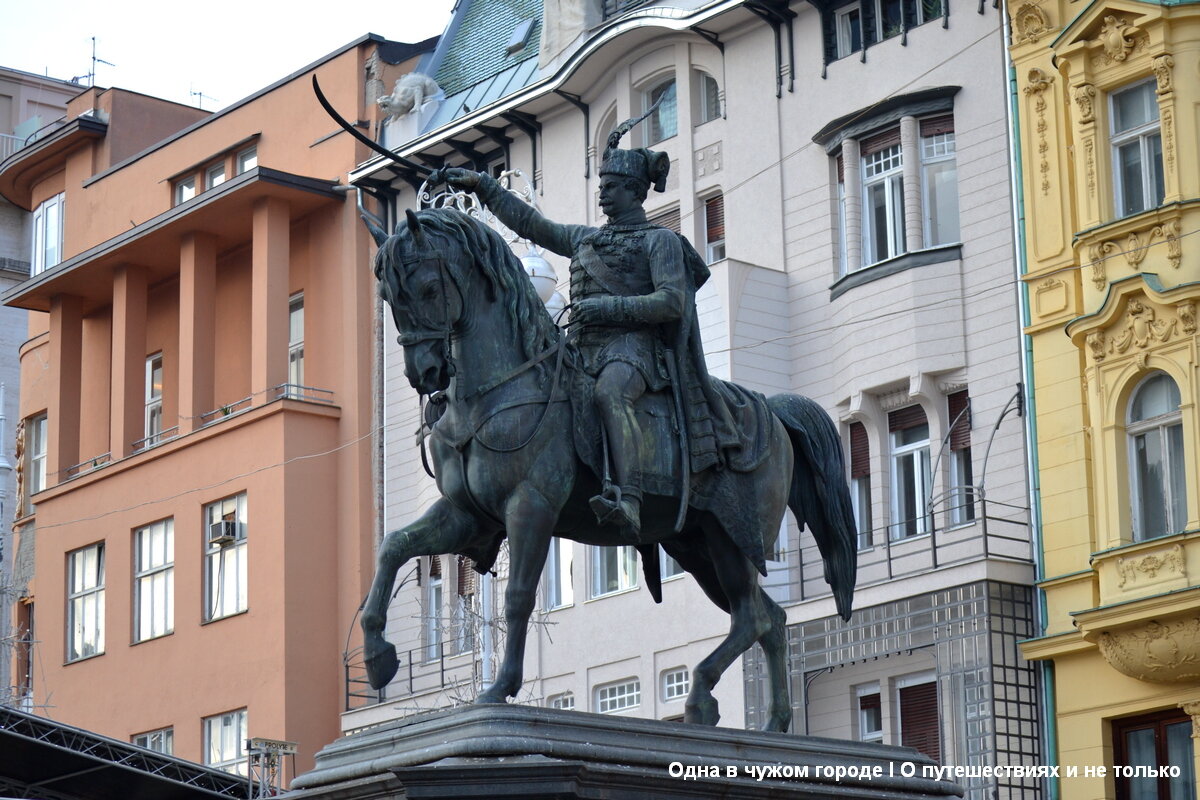 Даже памятник национальному хорватскому герою - Бану Елачичу, угрожает теперь не венграм, как это было при его установке в 1866 г., а сербам - вот такая "дружба народов".