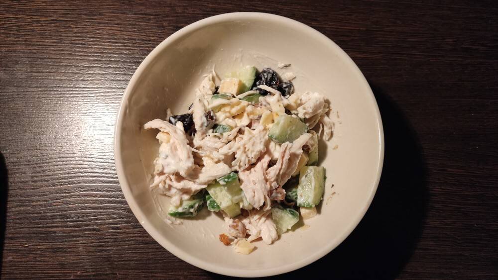Вкусный и сытный: рецепт салата с куриным филе, сыром и орехами