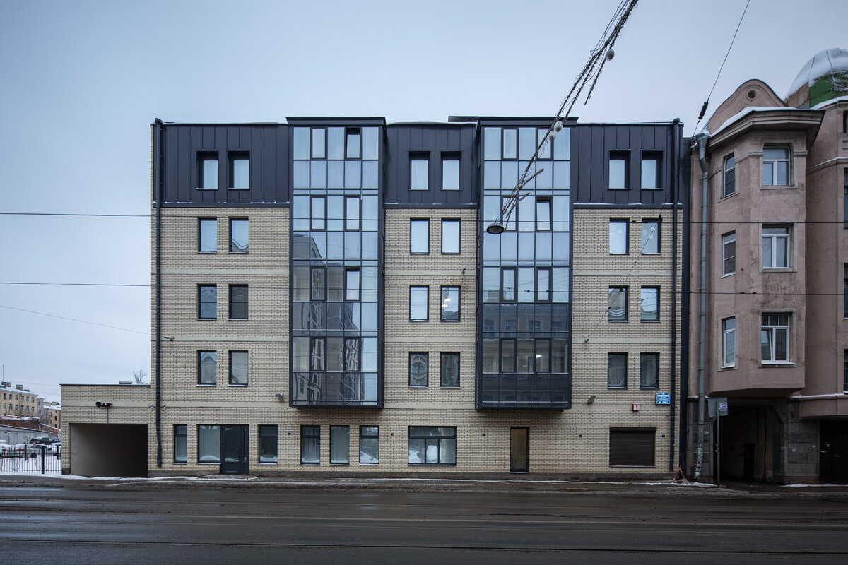 Симпатичное, аккуратное главное здание с видом на Расстанную улицу. 5-ти этажное с въездом в подземный паркинг.