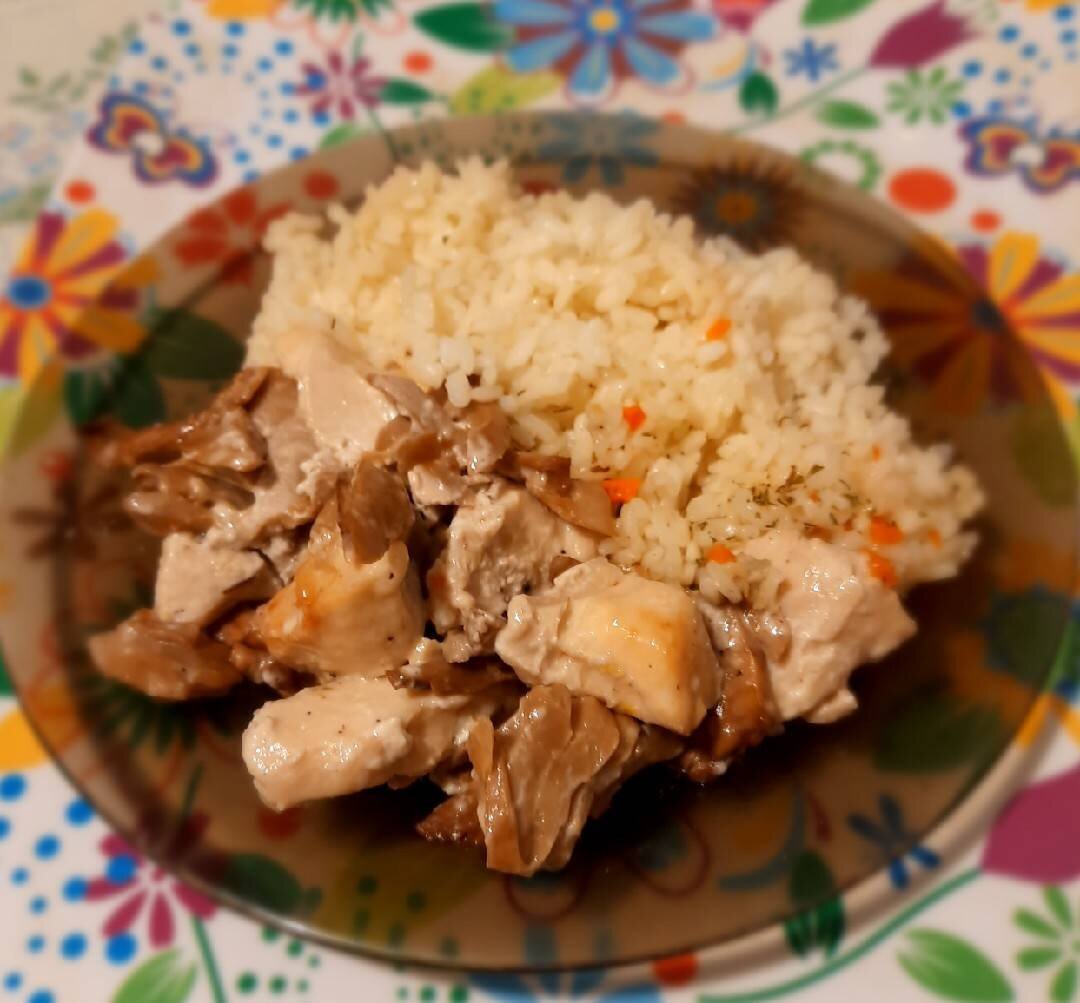 Курица, запеченная с шампиньонами и рисом