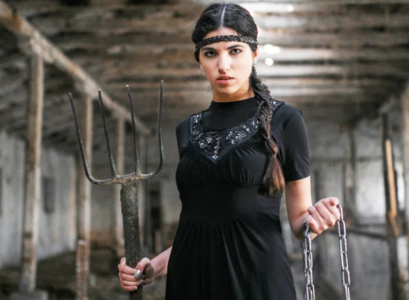 Скромная деревенщина утерла нос городской подруге