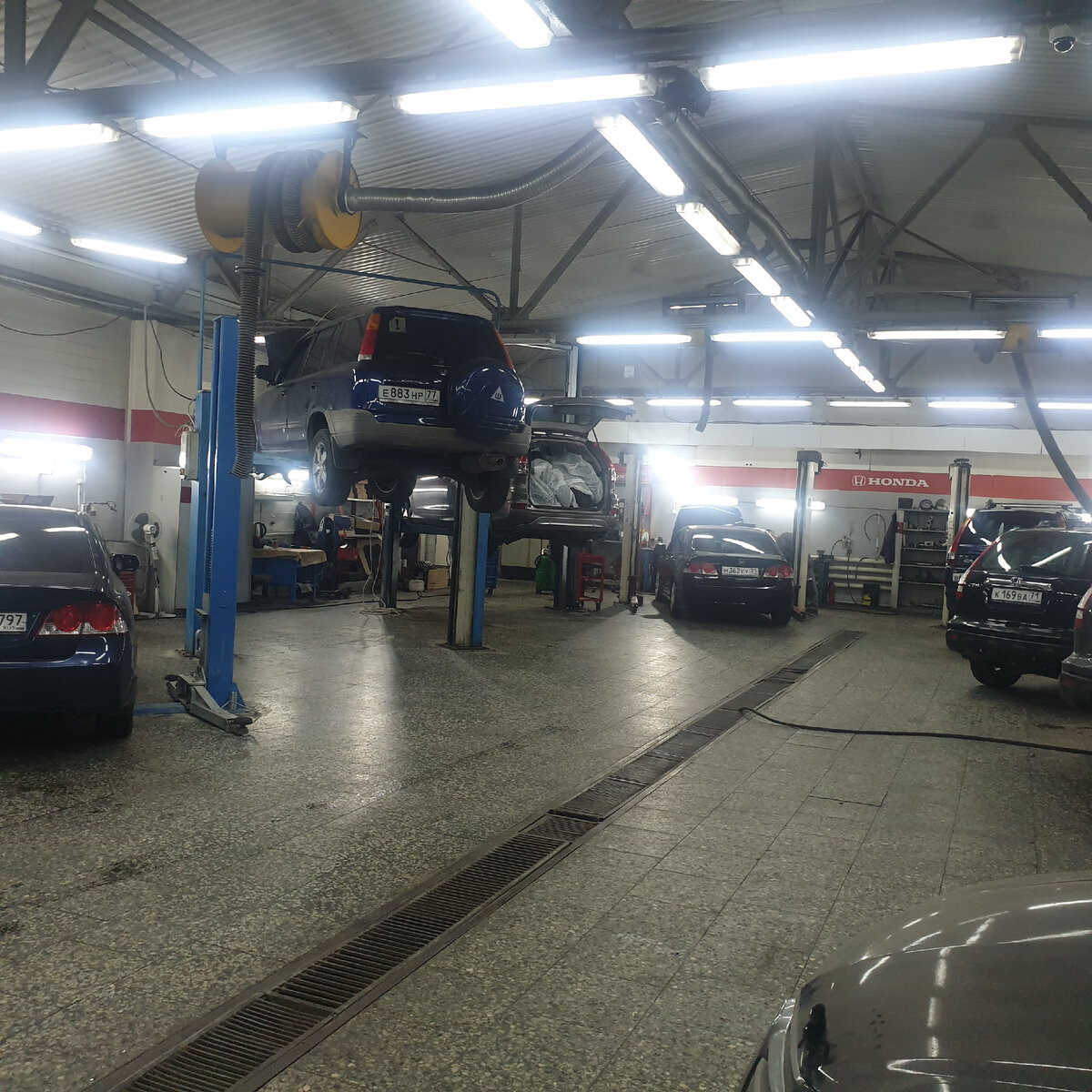 Некоторые автовладельцы поначалу не понимают разницы между гарантийным (бесплатным, за счет производителя) и сервисным обслуживанием.  Сервисное обслуживание - это всегда коммерческая история. При регулярном техническом обслуживании в целом затраты на автомобиль могут стать меньше, потому что это позволит избежать серьезных технических поломок в дальнейшем. Замена масла, фильтров, замеры износа тормозных колодок, проверка уровня жидкости и прочие процедуры делают более безопасным эксплуатацию автомобиля. В кризис надо особенно тщательно следить за состоянием транспортного средства, потому что многие хотят его использовать как можно дольше. Берегите свой автомобиль и следите за его состоянием. 