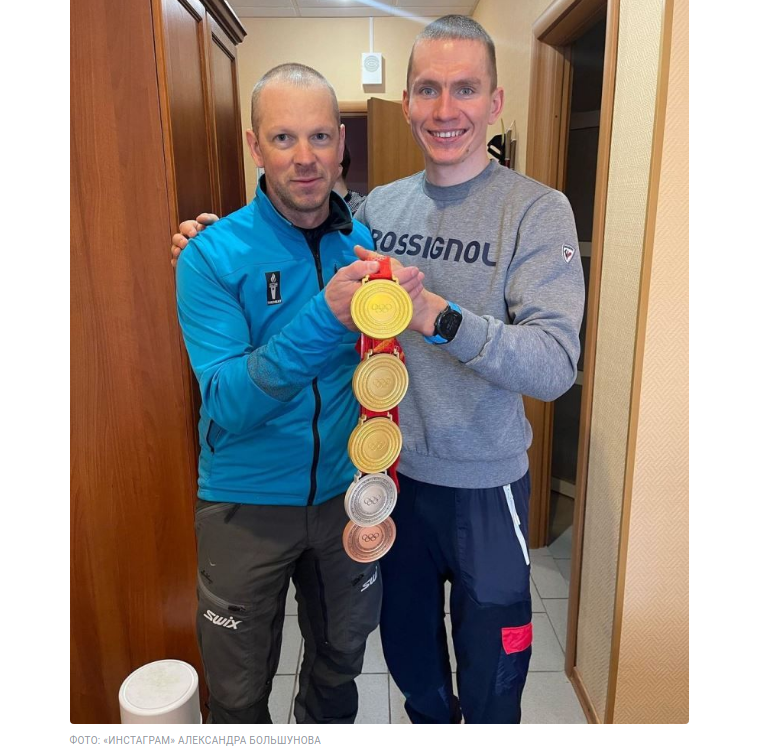 На снимке Большунов и его сервисмен Пирогов держат медали, которые Александр завоевал на зимних Олимпийских играх 2022 года в Пекине (Китай) 