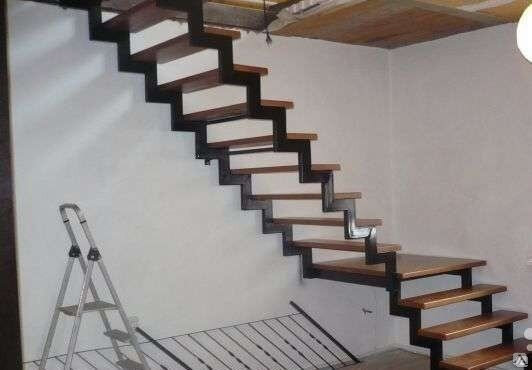 Лестница на ломаных косоурах